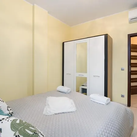 Apartment Centre Air-conditioned & Pet-friendly By Renters *